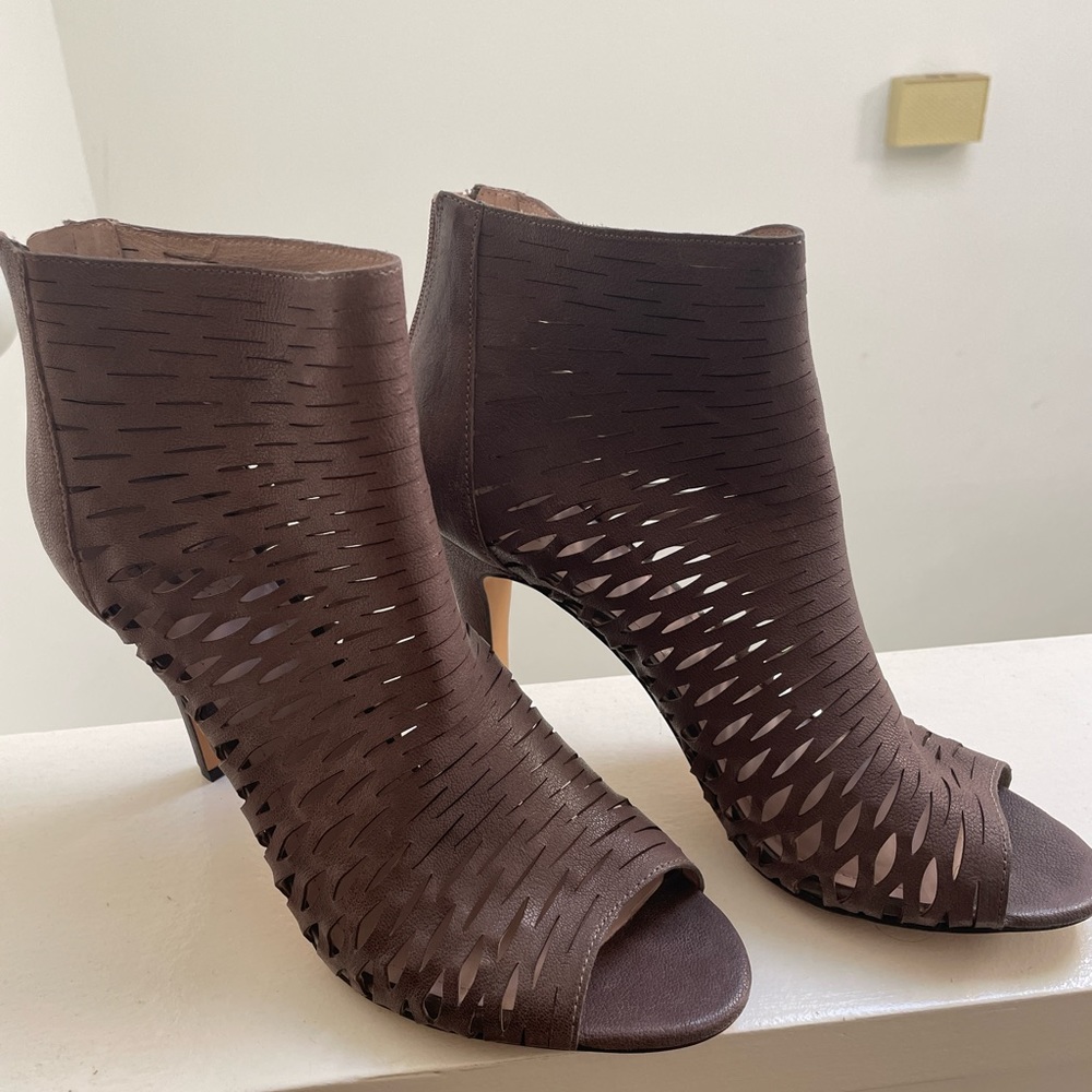 Lightly used size 12 women pumps